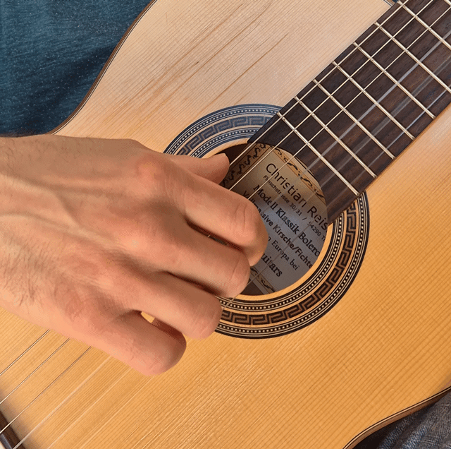 Exemple de jeu de la main droite en fingerpicking sur une guitare classique