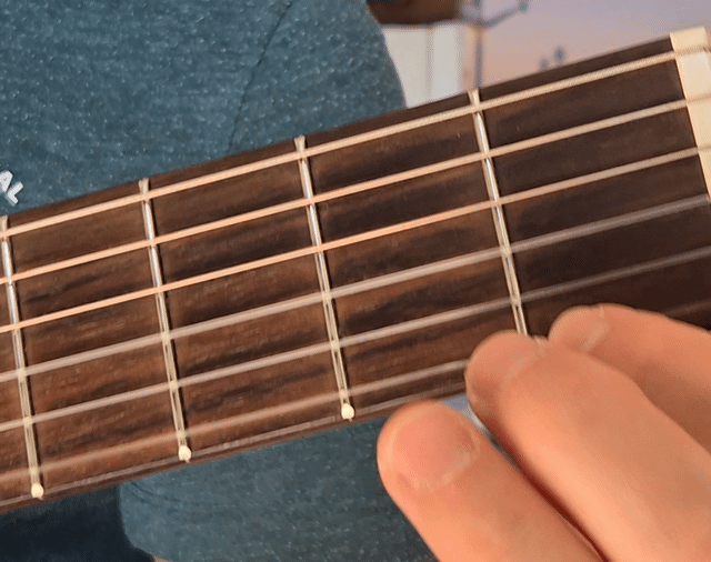 Exemple de jeu de la main gauche sur une guitare classique